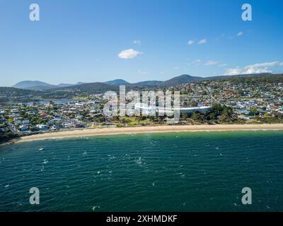 Iperlasso aereo della Bellerive di Hobart, sullo stadio acquatico e sulle colline Foto Stock