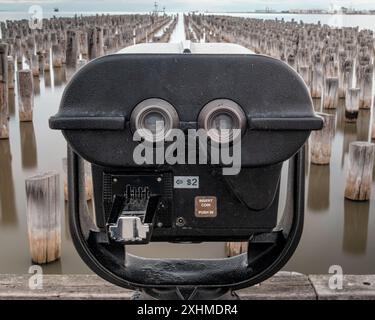 Telescopio pubblico al Princes Pier di Port Melbourne con pile di legno Foto Stock