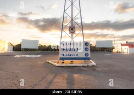 Coburg Drive-in, insegna con schermo e cielo al tramonto Foto Stock