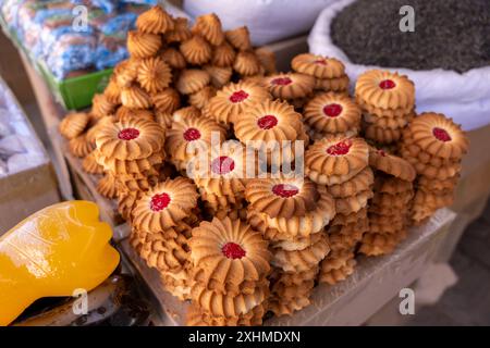 Una pila di biscotti con i centri rossi siede su un tavolo Foto Stock