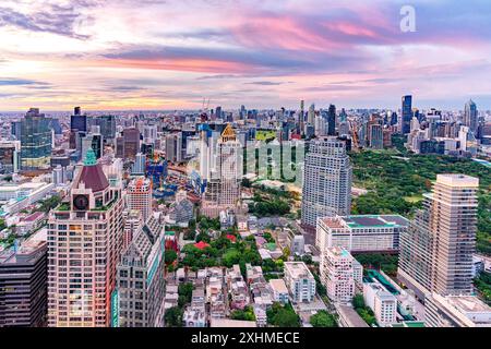 Tramonto sui grattacieli e sul Parco Lumpini di Bangkok Foto Stock