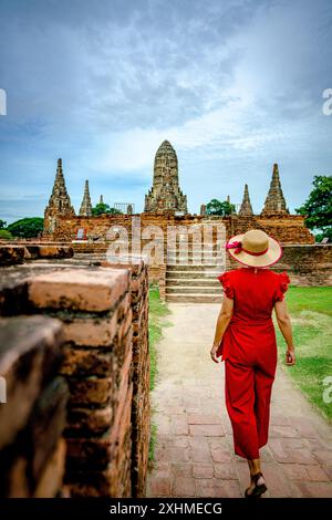 Donna elegante al tempio buddista Wat Chaiwatthanaram, Thailandia Foto Stock