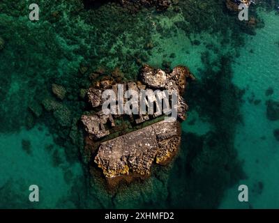 Prospettiva aerea della splendida costa di Monopoli Foto Stock