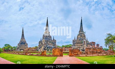 Panorama delle rovine del sito archeologico Wat Phra si Sanphet, Ayutthaya, Thailandia Foto Stock