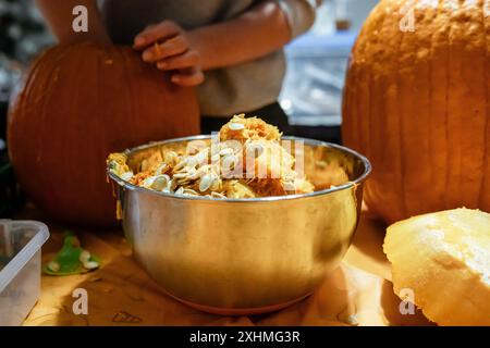 Chiudere la ciotola di semi di zucca e polpa durante l'intaglio Foto Stock