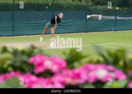 Londra, Regno Unito. 1 luglio 2024. LONDRA, REGNO UNITO - 1 LUGLIO: Anna Karolína Schmiedlova della Slovacchia il giorno 1 dei Campionati di Wimbledon 2024 all'All England Lawn Tennis and Croquet Club il luglio 2024 a Londra, Regno Unito. (Foto di Marleen Fouchier/Agenzia BSR) credito: Agenzia BSR/Alamy Live News Foto Stock