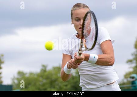 Londra, Regno Unito. 1 luglio 2024. LONDRA, REGNO UNITO - 1 LUGLIO: La Slovacchia Anna Karolina Schmiedlova in azione il 1° giorno dei Campionati di Wimbledon 2024 all'All England Lawn Tennis and Croquet Club il 1° luglio 2024 a Londra, Regno Unito. (Foto di Marleen Fouchier/Agenzia BSR) credito: Agenzia BSR/Alamy Live News Foto Stock