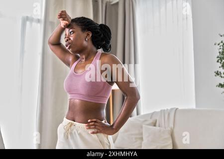 la giovane donna africana prende una pausa per prendere fiato durante l'allenamento Foto Stock