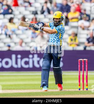 Moeen Ali batté per i Bears in un T20 Blast match tra Birmingham Bears e Derbyshire Falcons. Foto Stock