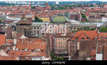 Nürnberg von oben Blick über die Dächer der Nürnberger Altstadt entlang der Königstraße in Richtung Hauptbahnhof, daneben der Frauentorturm, einer der Stadtmauertürme. Nürnberg Bayern Deutschland *** Norimberga Dall'alto Vista sui tetti della città vecchia di Norimberga lungo Königstrasse verso la stazione ferroviaria principale, accanto alla Frauentorturm, una delle torri murarie di Norimberga Baviera Germania 20240705-IMG 9224 Foto Stock