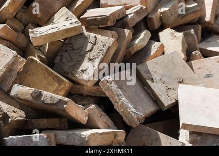 Un mucchio di vecchi lile quadrati dopo lo smontaggio, primo piano con messa a fuoco selettiva Foto Stock