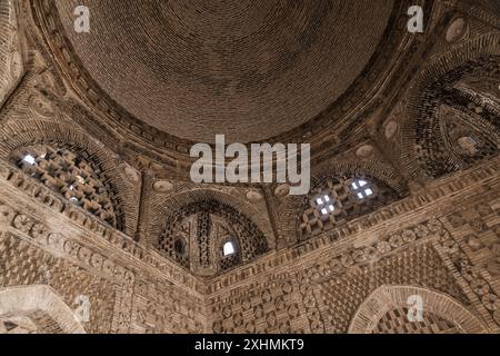 Dettagli interni del Mausoleo Samanide con finestre ad arco e cupola. Fu costruito nel X secolo d.C., situato a Bukhara, Uzbekistan Foto Stock