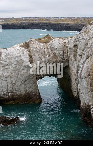 Arco di roccia BWA Gwyn vicino a Rhoscolyn, Anglesey, Galles del Nord. Foto Stock