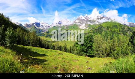 Vista panoramica sulle montagne dalla strada alpina Grossglockner nelle Alpi austriache Foto Stock