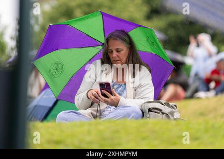 Londra, Regno Unito. 9 luglio 2024. LONDRA, REGNO UNITO - 9 LUGLIO: La folla si vede con gli ombrelli sotto la pioggia il 9° giorno dei Campionati di Wimbledon 2024 all'All England Lawn Tennis and Croquet Club il 9 luglio 2024 a Londra, Regno Unito. (Foto di Marleen Fouchier/Agenzia BSR) credito: Agenzia BSR/Alamy Live News Foto Stock