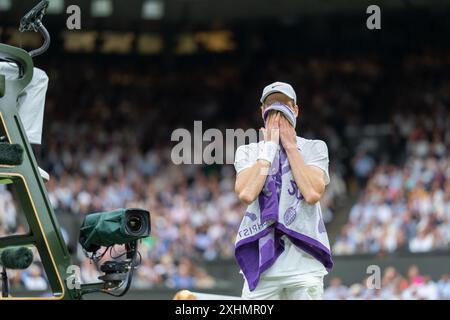 Londra, Regno Unito. 9 luglio 2024. LONDRA, REGNO UNITO - 9 LUGLIO: Jannik Sinner d'Italia reagisce il 9° giorno dei Campionati di Wimbledon 2024 all'All England Lawn Tennis and Croquet Club il 9 luglio 2024 a Londra, Regno Unito. (Foto di Marleen Fouchier/Agenzia BSR) credito: Agenzia BSR/Alamy Live News Foto Stock