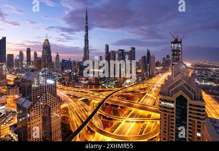 Skyline di Dubai al tramonto con traffico - vista aerea, Emirati Arabi Uniti Foto Stock