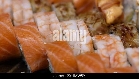 Vista dall'alto di un set di sushi con salmone e gamberi, cibo tradizionale giapponese. Ristorante sushi o menu' caffetteria Foto Stock