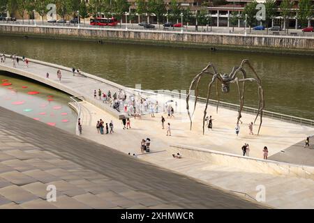 Bilbao, Paesi Baschi, Spagna- 13 agosto 2023: Scullpture Louise Bourgeois chiamata Mama, all'esterno del Museo Guggenheim di Bilbao, sulla a Foto Stock