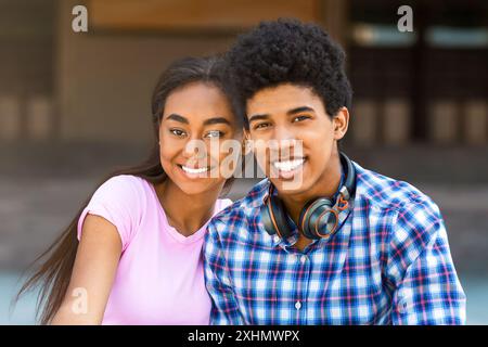 Happy Teen coppia sorridente fuori in un Sunny Day Foto Stock
