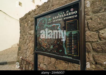 il bellissimo vicolo della città vecchia di castelsardo - sardegna - italia - 2 maggio 2024. Foto di alta qualità Foto Stock