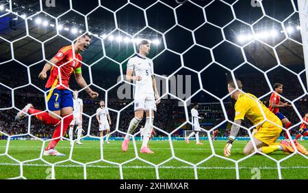 Berlino, Germania. 14 luglio 2024. Calcio, UEFA Euro 2024, Campionato europeo, finale, Spagna - Inghilterra, Olympiastadion Berlin, Alvaro Morata (l), in Spagna, celebra i punteggi della Williams spagnola. John Stones (centro) e il portiere Jordan Pickford (destro) dell'Inghilterra reagiscono infelici. Credito: Tom Weller/dpa/Alamy Live News Foto Stock