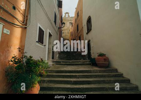 il bellissimo vicolo della città vecchia di castelsardo - sardegna - italia - 2 maggio 2024. Foto di alta qualità Foto Stock