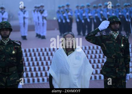Il primo ministro Sheikh Hasina è in silenzio dopo aver messo una corona al National Martyrs’ Memorial di Savar, rendendo omaggio agli eroi di guerra in t Foto Stock
