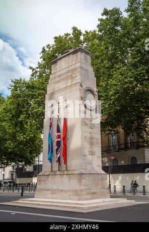 Londra / Regno Unito - 11 luglio 2024: Bandiere delle forze armate britanniche esposte al Centotaph War Memorial di Whitehall, Londra. Foto Stock