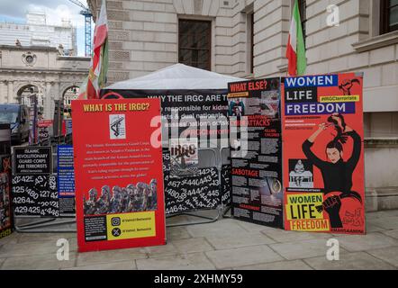 Londra / Regno Unito - 11 luglio 2024: Manifesti e slogan al campo di protesta del sit-in del governo anti-iraniano al di fuori del Foreign, Commonwealth e Development of Foto Stock