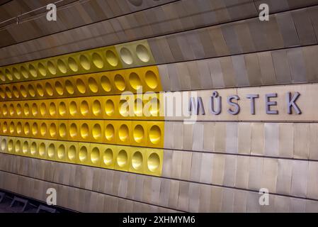 Stazione della metropolitana Mustek decorata con moderni pannelli di alluminio colorati, a Praga, capitale della Repubblica Ceca Foto Stock