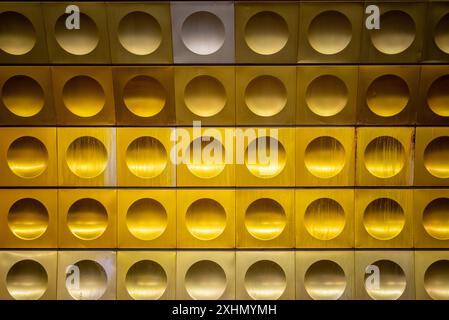 Stazione della metropolitana Mustek decorata con moderni pannelli di alluminio colorati, a Praga, capitale della Repubblica Ceca Foto Stock