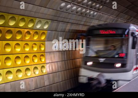 Il treno arriva alla stazione della metropolitana di Mustek, decorata con moderni pannelli di alluminio colorati, a Praga, capitale della Repubblica Ceca Foto Stock