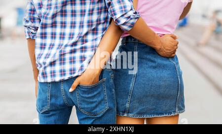 Una coppia abbraccia la città durante il Sunny Day Foto Stock