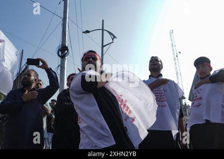 Srinagar, Jammu e Kashmir, India. 15 luglio 2024. I musulmani sciiti del Kashmir picchiarono il petto e indossarono delle protezioni in solidarietà con i palestinesi durante una processione l'ottavo giorno di Muharram, il primo mese del calendario islamico, a Srinagar. (Immagine di credito: © Adil Abass/ZUMA Press Wire) SOLO PER USO EDITORIALE! Non per USO commerciale! Foto Stock