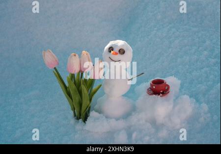 Ciao inverno Ciao primavera. Snowman con tazza di caffè. Uomo di neve con fiori. Foto Stock