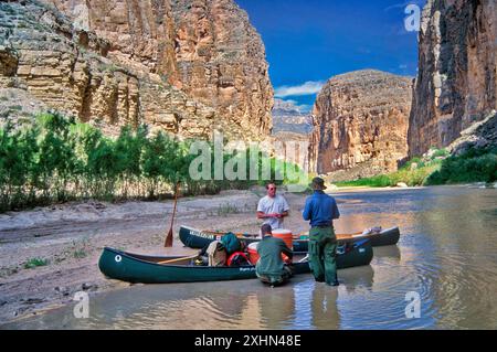 Canoisti a Boquillas Canyon, Sierra del Caballo Muerto, Sierra del Carmen, lato messicano sulla destra, Rio grande, Big Bend National Park, Texas, Stati Uniti Foto Stock