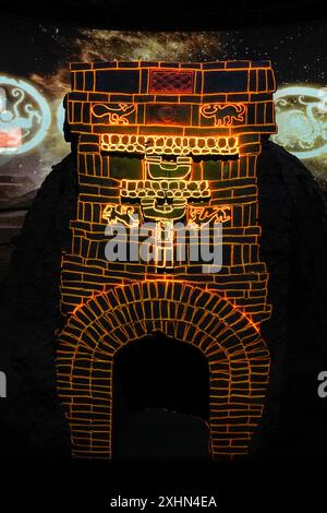 (240715) -- KUQA, 15 luglio 2024 (Xinhua) -- mostre basate su tecnologie digitali sono illustrate presso il Wei and Jin Dynasties Ancient Tombs Site Museum a Kuqa City, regione autonoma Xinjiang Uygur della Cina nord-occidentale, 15 luglio 2024. Un museo sotterraneo delle dinastie Wei e Jin (220-420) antiche tombe ha aperto lunedì nella contea di Kuqa, un'area che in precedenza apparteneva all'antico stato di Qiuci. Lo Stato Qiuci, iniziato nel II secolo a.C. ed esistito per più di 1.000 anni, fu uno dei 36 stati delle regioni occidentali, un termine usato nella dinastia Han (206 a.C.-220 d.C.) Foto Stock