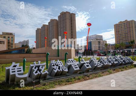 (240715) -- KUQA, 15 luglio 2024 (Xinhua) -- questa foto scattata il 15 luglio 2024 mostra una vista esterna del sito delle antiche Tombe delle dinastie Wei e Jin nella città di Kuqa, nella regione autonoma Xinjiang Uygur della Cina nord-occidentale. Un museo sotterraneo delle dinastie Wei e Jin (220-420) antiche tombe ha aperto lunedì nella contea di Kuqa, un'area che in precedenza apparteneva all'antico stato di Qiuci. Lo Stato di Qiuci, iniziato nel II secolo a.C. ed esistito per più di 1.000 anni, fu uno dei 36 stati delle regioni occidentali, un termine usato nella dinastia Han (206 a.C.-220 d.C.) per le aree W Foto Stock