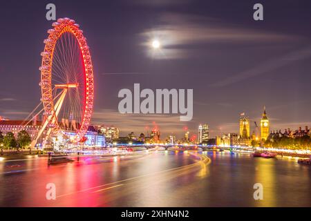 Londra, Regno Unito - 17 luglio 2016: London Eye, Big Ben e Ships tracce di traffico di notte Foto Stock