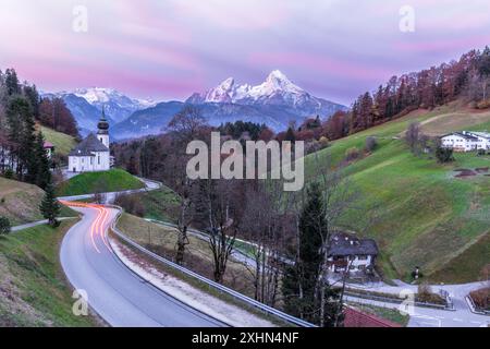 Vista panoramica sulle alpi bavaresi. Chiesa di pellegrinaggio di Maria Gern e famoso monte Watzmann sullo sfondo, Terra di Berchtesgadener, Baviera, tedesco Foto Stock