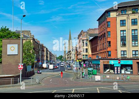 Glasgow, Scozia, Regno Unito. 15 luglio 2024: Regno Unito Meteo: Grande strada occidentale dalla stazione della metropolitana di george Cross glorius West end al sole e votato di recente il posto più alla moda. Il giorno di San Swithin era il sole in città mentre il sole splende. Credit Gerard Ferry/Alamy Live News Foto Stock