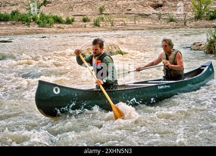 I canoisti che tirano le rapide nel Bullis Canyon, i canyon inferiori del Rio grande, durante il loro viaggio lungo Rio grande, Texas, Stati Uniti Foto Stock