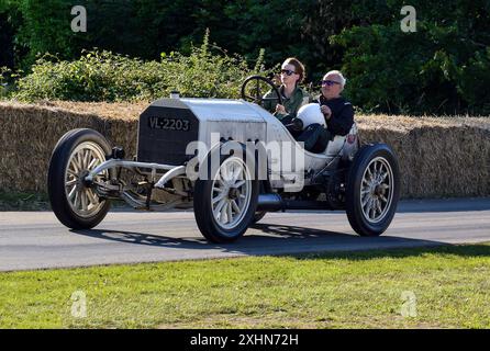 2024 Goodwood Festival of Speed Timed Shootout Finals. 1907 Mercedes 120 cv di ritorno dalla salita. Goodwood, Sussex, Inghilterra, Regno Unito Foto Stock