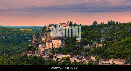 Un'ampia immagine panoramica 2:1 da una serata estiva al tramonto a Rocamadour, una città e luogo di pellegrinaggio in Francia, fissata alla sua scogliera calcarea, a. Foto Stock