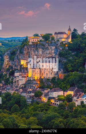 Un'immagine di una serata estiva al tramonto a Rocamadour, una città e luogo di pellegrinaggio in Francia, fissata alla sua scogliera calcarea, presso il burrone di Alzo Foto Stock