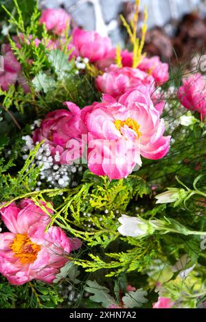 Fiori rosa in un ambiente naturale con vegetazione intorno a loro Foto Stock