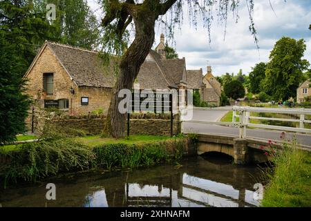 Lower Slaughter, un insediamento che risale a più di mille anni fa e potrebbe essere il villaggio più bello di tutto il Gloucestershire Foto Stock