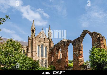 Vista esterna dell'iconica cattedrale di Worcester e delle rovine di Guesten Hall, Worcester, città e contea di Worcestershire, West Midlands Foto Stock