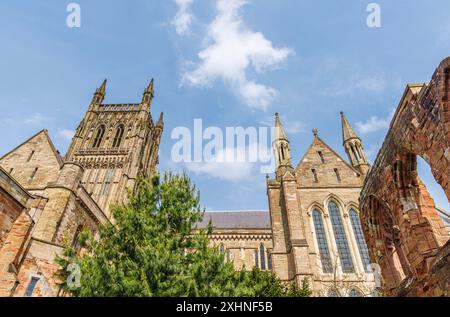 Vista esterna dell'iconica cattedrale di Worcester e delle rovine di Guesten Hall, Worcester, città e contea di Worcestershire, West Midlands Foto Stock